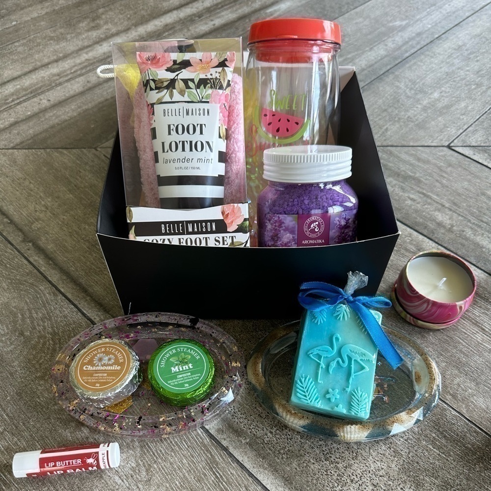 MYSTERY GIFT BOX 🎁 - Picture 4 of 5